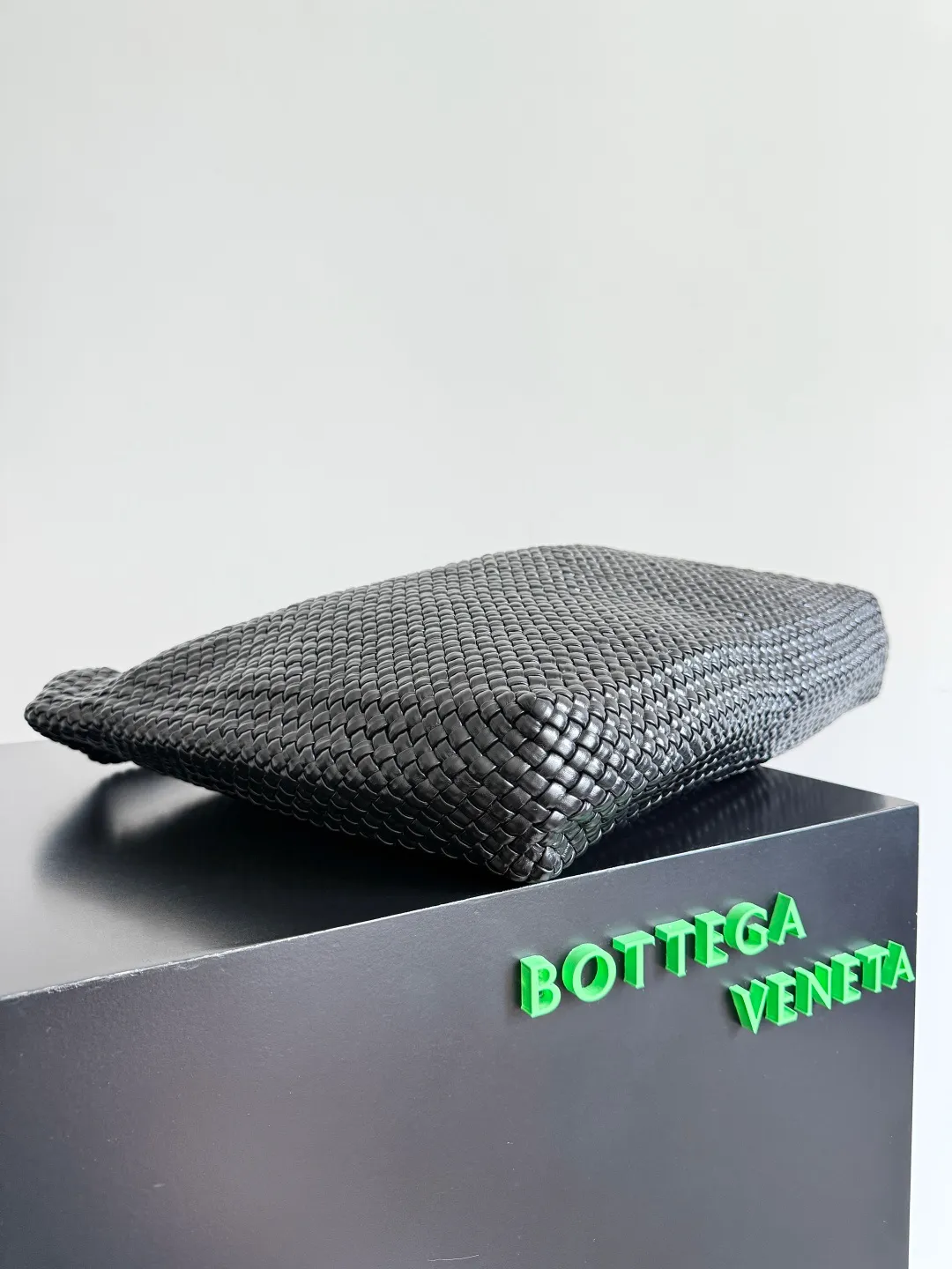 Batch 7360 BOTTEGA VENETA new product large Tosca Baci Baci means Kiss in Italian. Different from the previous Tosca style, this time the entire handbag presents a triangular shape design, and the handle is also designed with a single handle. The delicateness of each stitch of the craftsman's weaving, and the warmth of the handwork are like freshly baked bread! This is a bag that only experienced craftsmen can weave. The lightweight material and large capacity make it easy to carry whether you are an office worker or a student party😍Not only that, this bag is full of fashion, making you the center of attention whether it is for daily outings or important occasions👀 Style number: 762635 Size: 54*39.5*6cm
